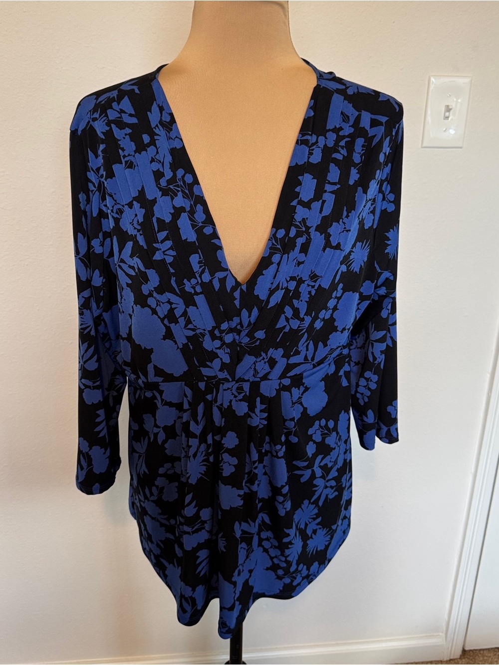 Daisy Fuentes Black & Royal Blue Floral V-Neck Tunic